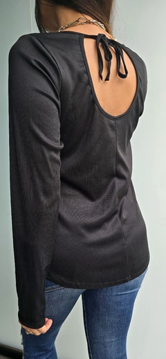 Remera evase de morley satinado con tira que se ata atras - tienda online