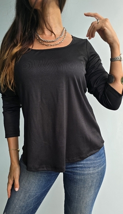 Remera evase de morley satinado con tira que se ata atras en internet