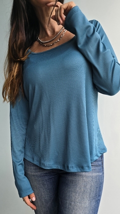Remera evase de morley satinado con tira que se ata atras