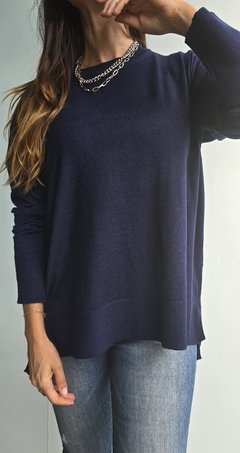Sweater de bremer cuello redondo amplio con tajitos laterales - She Indumentaria