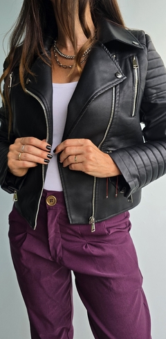 Campera de eco cuero importada con bolsillos y cierres - comprar online