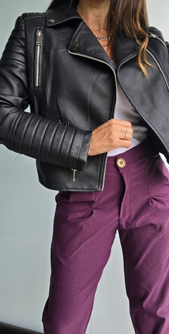 Campera de eco cuero importada con bolsillos y cierres