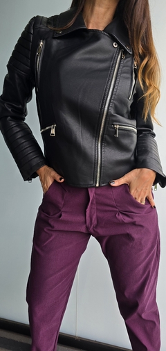 Campera de eco cuero importada con bolsillos y cierres en internet
