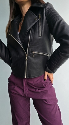 Campera de eco cuero importada con bolsillos y cierres en internet