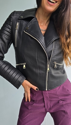 Campera de eco cuero importada con bolsillos y cierres en internet