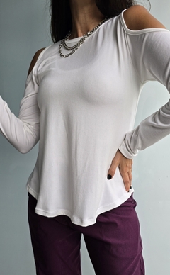 Imagen de Remera de modal soft m/l cuello redondo con recortes en hombros