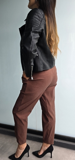 Campera de eco cuero importada con bolsillos y cierres - She Indumentaria