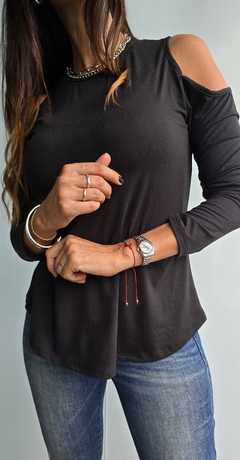Imagen de Remera de modal soft m/l cuello redondo con recortes en hombros