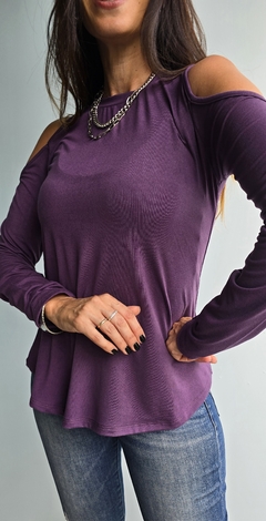 Remera de modal soft m/l cuello redondo con recortes en hombros en internet