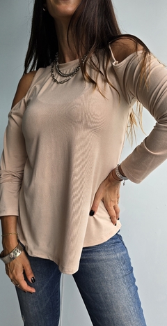 Imagen de Remera de modal soft m/l cuello redondo con recortes en hombros