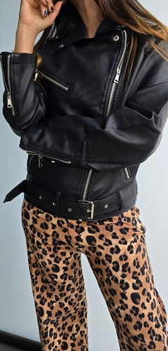 Campera de eco cuero importada con cinturón