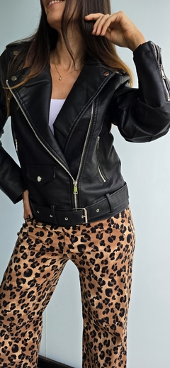 Campera de eco cuero importada con cinturón en internet
