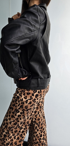 Imagen de Campera de eco cuero importada con cinturón