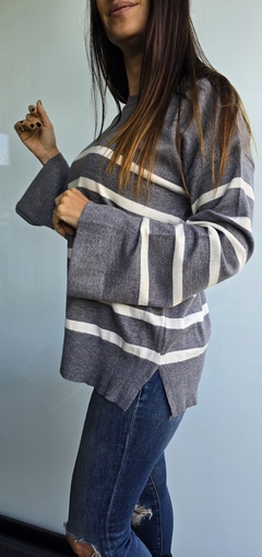 Sweater rayado amplio con tajos laterales de bremer - She Indumentaria
