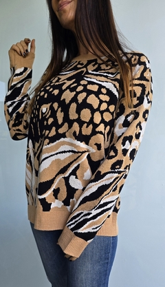 Imagen de Sweater doble hilo de bremer con estampa animal print