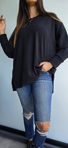 Sweater cuello redondo de lanilla morley con tajitos laterales - comprar online