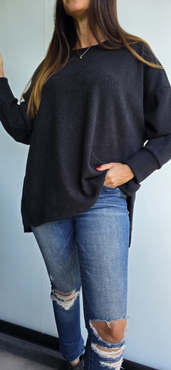 Sweater cuello redondo de lanilla morley con tajitos laterales