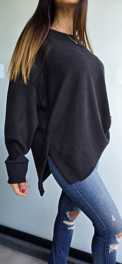 Imagen de Sweater cuello redondo de lanilla morley con tajitos laterales