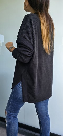 Sweater cuello redondo de lanilla morley con tajitos laterales en internet