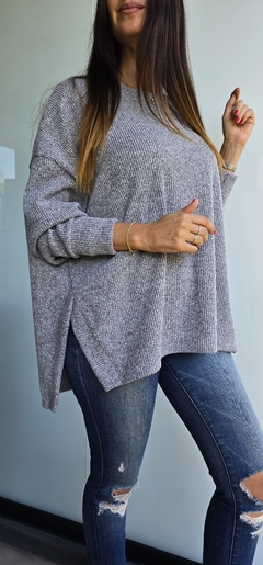 Sweater cuello redondo de lanilla morley con tajitos laterales en internet