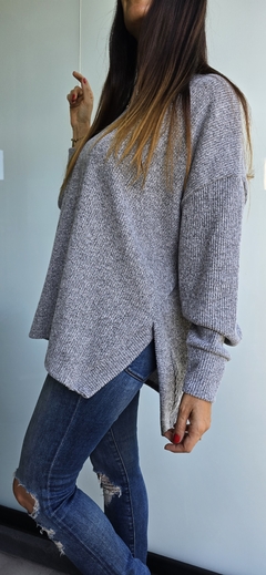 Sweater cuello redondo de lanilla morley con tajitos laterales - She Indumentaria