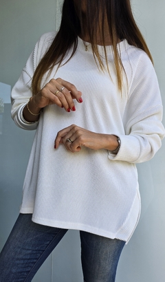 Imagen de Sweater cuello redondo de lanilla morley con tajitos laterales