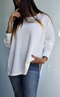 Sweater cuello redondo de lanilla morley con tajitos laterales - She Indumentaria