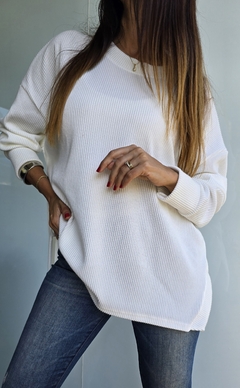 Sweater cuello redondo de lanilla morley con tajitos laterales - comprar online