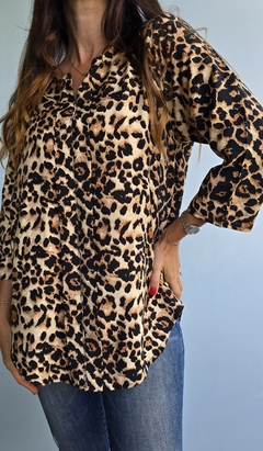 Blusa de crep de seda estampada animal print - comprar online