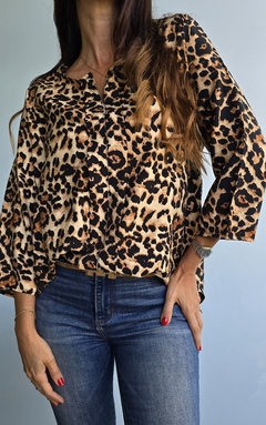 Blusa de crep de seda estampada animal print