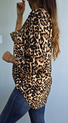 Imagen de Blusa de crep de seda estampada animal print