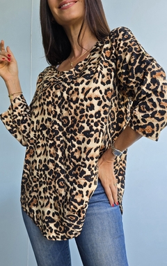Blusa de crep de seda estampada animal print en internet