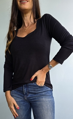 Remera de modal con cuello espejo por talles