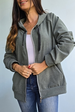 Campera darlon con bolsillos, cierre y capucha en internet