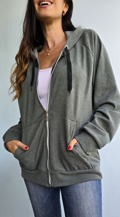 Campera darlon con bolsillos, cierre y capucha - comprar online
