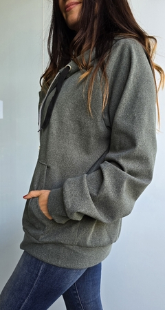 Campera darlon con bolsillos, cierre y capucha - She Indumentaria