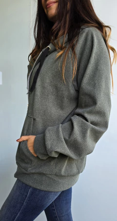Campera darlon con bolsillos, cierre y capucha