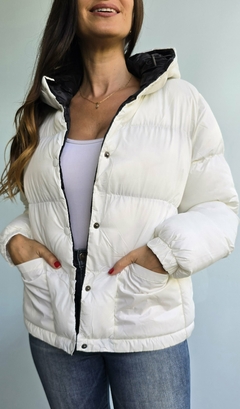 Campera inflada con broches y capucha en internet