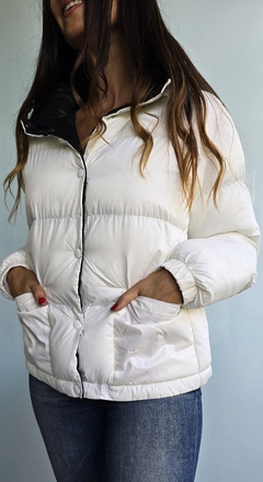 Campera inflada con broches y capucha