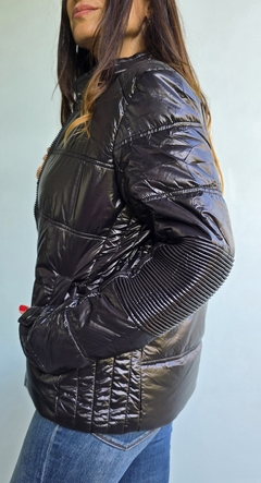 Campera inflada con cierre y broches negra - She Indumentaria