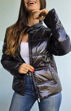 Campera inflada con cierre y broches negra - comprar online