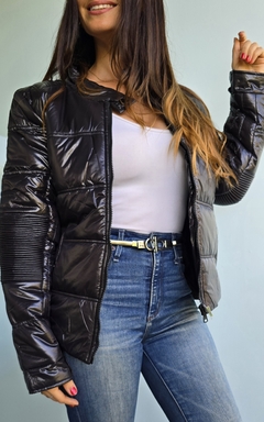 Imagen de Campera inflada con cierre y broches negra