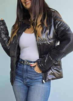 Campera inflada con cierre y broches negra - tienda online