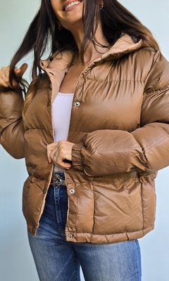Campera inflada con broches y capucha