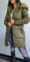 Campera inflada larga con cierre y broches. Capucha con piel desmontable - comprar online