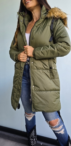 Campera inflada larga con cierre y broches. Capucha con piel desmontable - comprar online