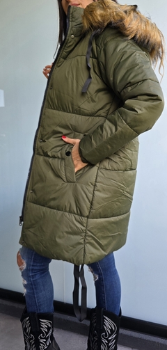 Campera inflada larga con cierre y broches. Capucha con piel desmontable - She Indumentaria