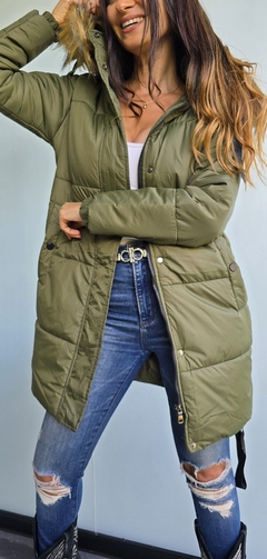 Campera inflada larga con cierre y broches. Capucha con piel desmontable - tienda online