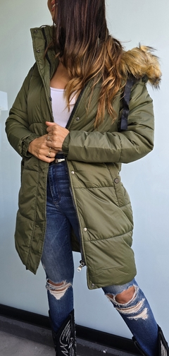 Campera inflada larga con cierre y broches. Capucha con piel desmontable