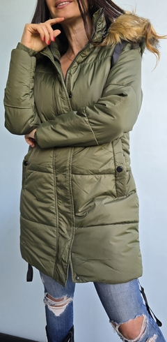 Campera inflada larga con cierre y broches. Capucha con piel desmontable - comprar online